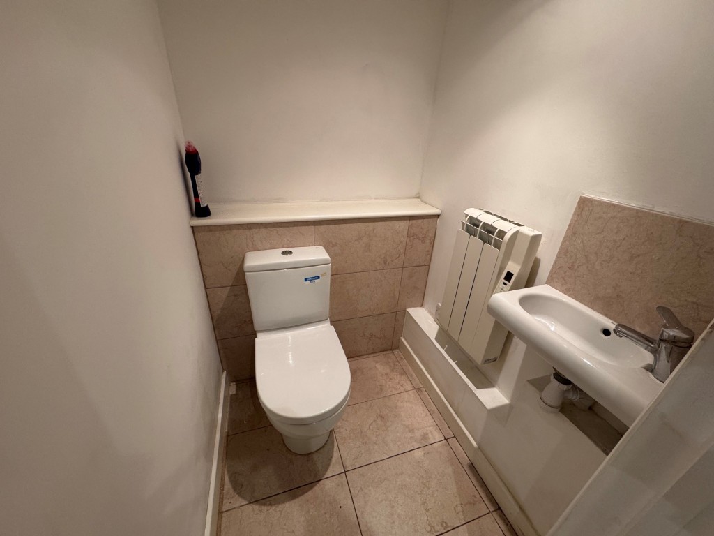 Lot: 85 - DOUBLE FRONTED SHOP AND MAISONETTE IN POPULAR CINQUE PORT TOWN - Shop - WC